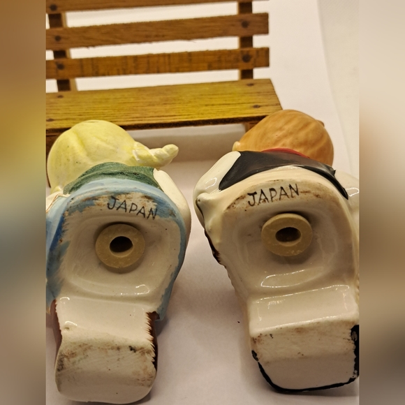 Boy and Girl Kissing Vintage Salt And pepper. - Picture 4 of 8